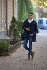 Obraz premium Hipster guy walking down the street, urban style