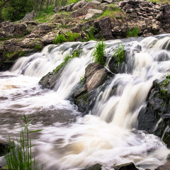 Fototapeta premium Widok zbliżenie mały wodospad na rzece