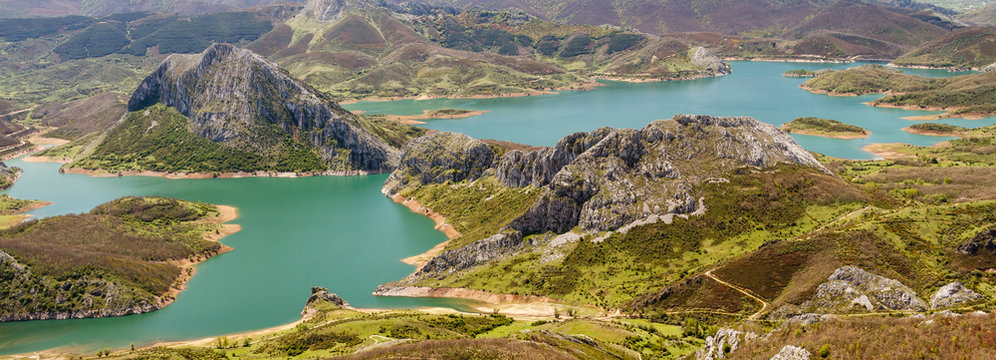 Embalse del Porma desde el Pico Susar&oacute;n, Bo&ntilde;ar, Le&oacute;n, Espa&ntilde;a.