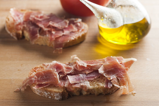 Pan tumaca. Bread with tomato and jamon serrano with olive oil