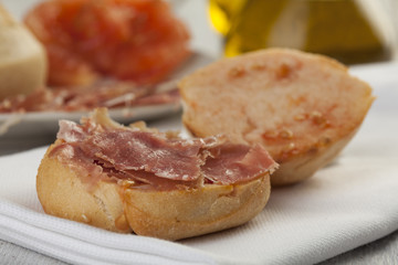 Pan tumaca. Bread with tomato and jamon serrano with olive oil