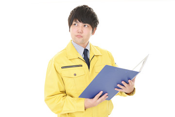 真剣な表情の労働者