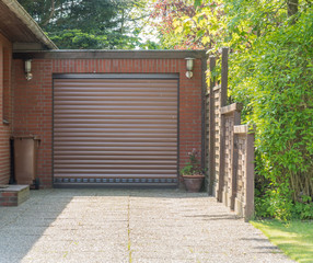 Braunes Rolltor einer Garage