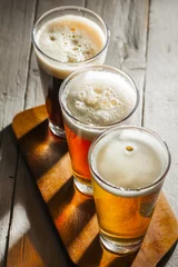 Cercles muraux Bière Bières assorties dans un vol prêt pour la dégustation