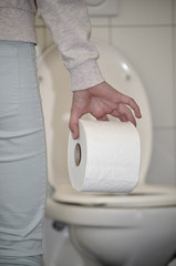 Rolle Toilettenpapier in der Hand