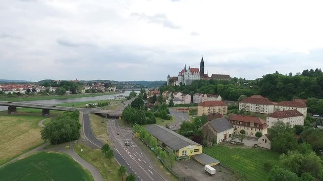 Schlo&szlig; Albrechtsburg zu Mei&szlig;en in Sachsen im Elbtal Drohnenflug