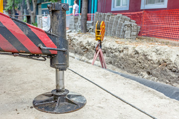 Hydraulic crane foot is supported for safety, Lateral stabilizer