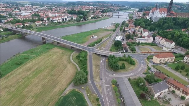Autos im Stra&szlig;enberkehr an einer Kreuzung Luftbild 