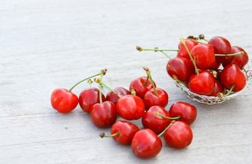 petit panier de cerises de saison