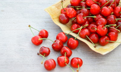 assiette de cerises rouges bio de saison