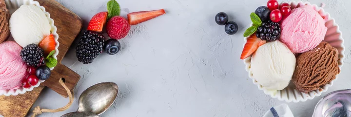 Rolgordijnen Dessert Selectie van kleurrijke ijslepels in witte kommen