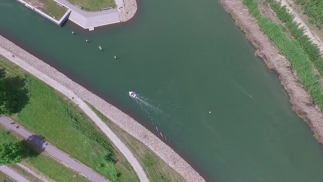 Wassersport Boot beim Fahren in Schleuse