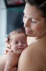 mutter hält neugeborenes baby