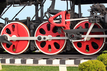 Wheels with crank arms of an old steam locomotive engine