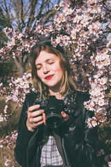 Chica hipster sacando fotos con su cámara en la naturaleza