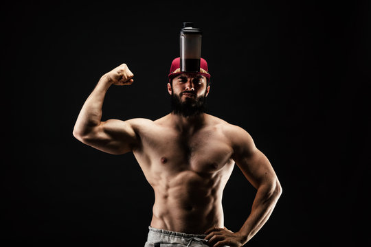 bodybuilder avec un shaker sur sa casquette