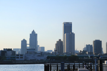 港から見るビル群と夕日_2