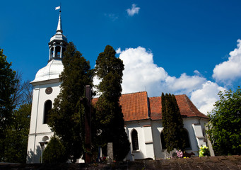 Rzymskokatolicki, zabytkowy kościół parafialny w Ostromecku, wybudowany w XV wieku, Polska  - obrazy, fototapety, plakaty
