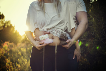 pareja embarazo atardecer 
