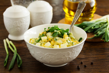 Salad of wild garlic and eggs in the bank for a picnic.