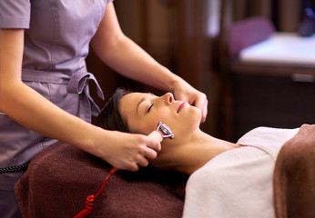 Obraz na płótnie Canvas woman having hydradermie facial treatment in spa