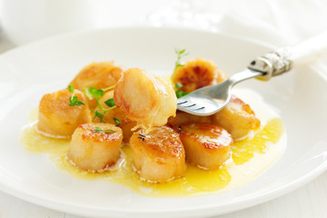 Scallops fried in cream sauce with herbs.