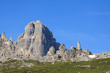 Monte Paterno (Dolomiti) sullo sfondo la cima ovest di Lavaredo