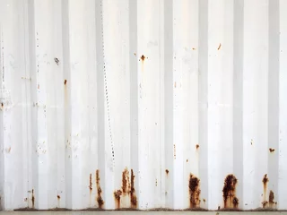 Photo sur Plexiglas Métal Fond de métal rouillé avec de vieilles couches de peinture blanche. Conteneur d& 39 expédition rouillé de texture.