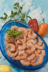 Raw prawns in blue plate with bell pepper and basil & Mint with ice 
