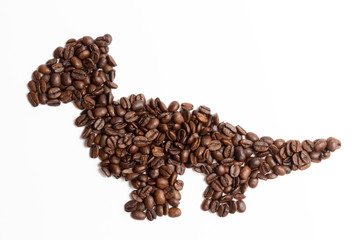 Drache Figur aus Kaffeebohnen auf weißem Hintergrund