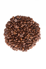 Kreis aus gerösteten braunen Kaffeebohnen auf weißem Hintergrund