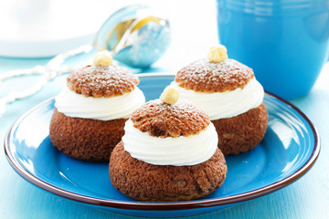 Cupcakes with coffee cream shu.
