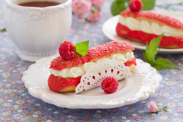 Eclair with strawberries and cream shibust.