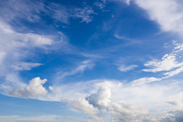 Obraz premium Cirrus cloud and cirrocumulus cloud with blue sky background at 35 mm