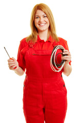 Frau in roter Latzhose als Elektriker
