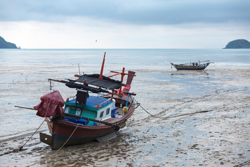 Obraz premium fishing boat waiting for sea water to go hunting fish 