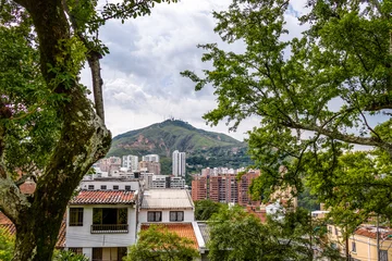 Foto op Plexiglas Heuvel van drie kruisen (Cerro de Las Tres Cruces) en uitzicht op de stad Cali - Cali, Colombia © diegograndi