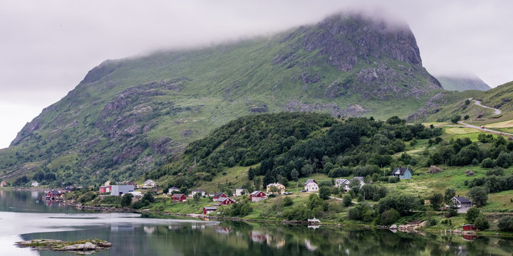 Village en bord de mer en bas d'uen montagne