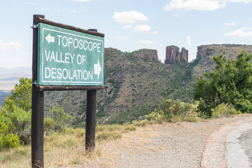 Obraz premium Directional sign on road to viewpoint of Valley of Desolation