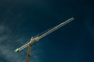 Wysoki dźwig na tle granatowego nieba.  © Aneta
