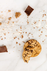 Process of making chocolate chips cookies, with flour and sugar