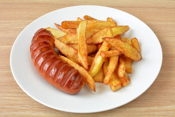 frytki domowe z kiełbasą smażoną
