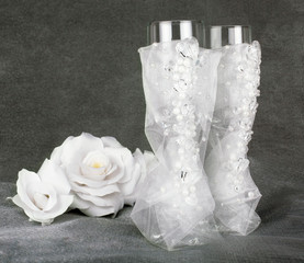 glasses two glass glass wedding richly embellished with organza white pearl ывета and glass beads in the form of hearts on the background of a white rose on the gray dark pearl background