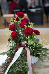 Blumendekoration in einer Kirche
