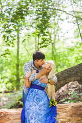 Naklejka premium Young kissing couple against the nature