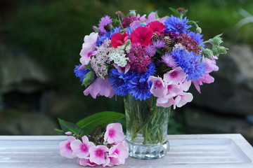 sommerlicher Strauss mit Phlox,Kornblumen und Scharfgabe