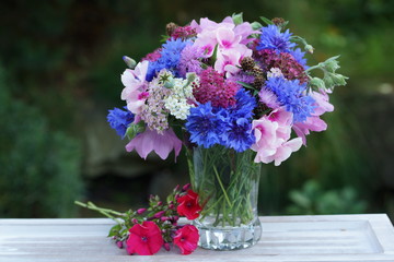 Sommerlicher Blumenstrauss mit Kornblumen,Phlox,Mohn und Scharfgabe