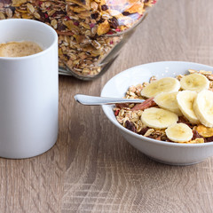 Kaffee und Müsli zum Frühstück