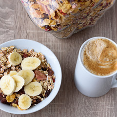 Frühstück mit Kaffee und Müsli