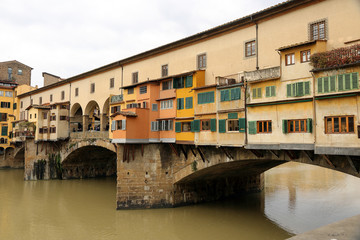 Fototapeta na wymiar Shops on the Ponte Vecchio (old bridge)over the River Arno seen from the Ufizzi, in Florence, Italy